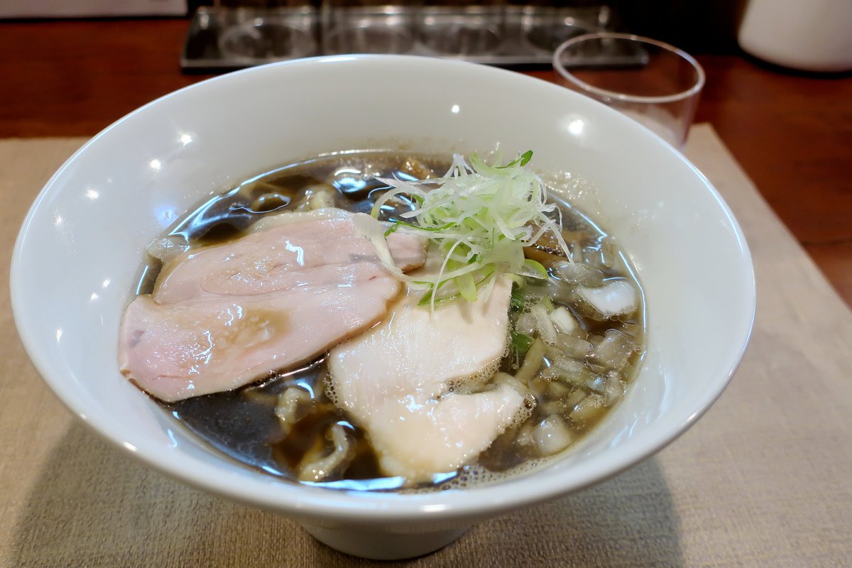 furawa's tweet photo. せい麺カドワキ＠平塚（平塚市宮松町）にて烏賊煮干らーめん1,100円、煮干和え麺550円。

手打ちからせい麺へ。
手打ちならではの自由さと、製麺ならではの不自由さを
似せるのでは無く寄せて、合わせて、超えていくことだろう。
美味しくいただき、ご馳走様でした。

https://t.co/B79ziG1njb
@seimenkadowaki
#せい麺カドワキ
#烏賊煮干らーめん
#煮干和え麺
#平塚ラーメン