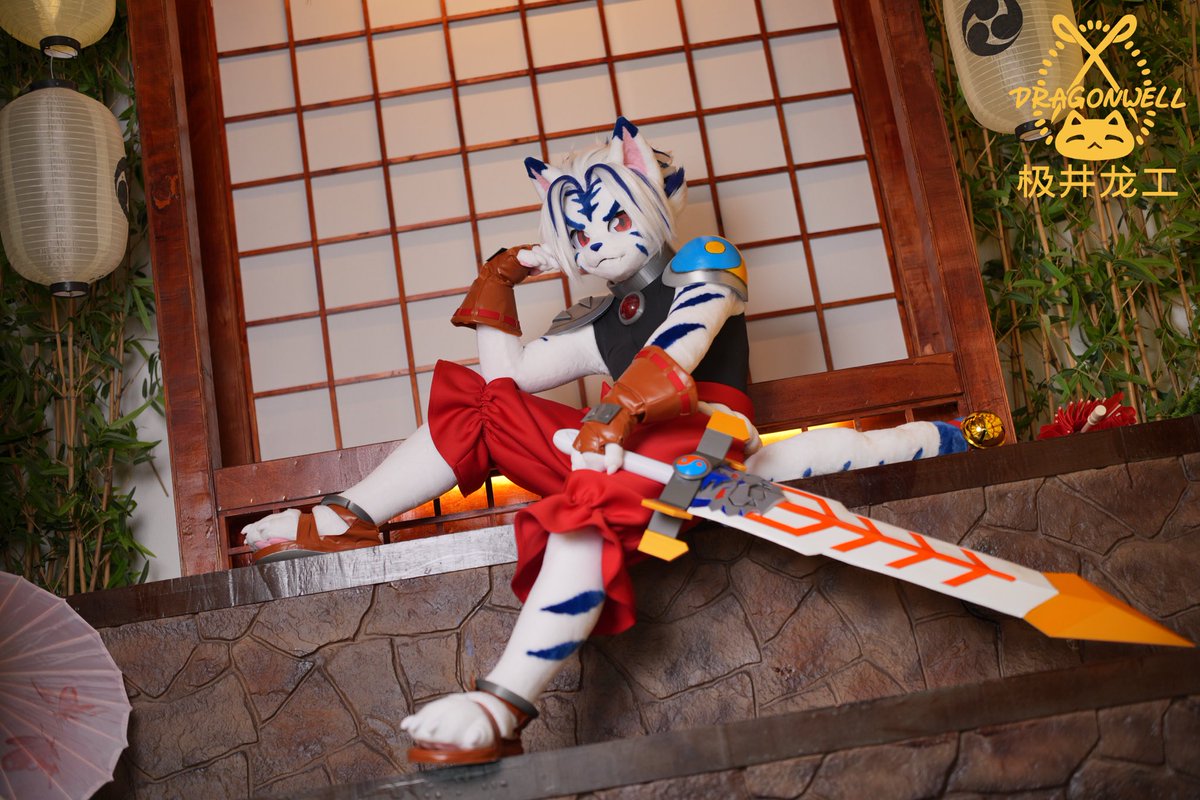 DragonwellFurry's tweet photo. Born of the Autumn Equinox 🍂 Byakko no Kogenta, the White Tiger of trust from Onmyo Taisenki. Earth attribute, Yin-Yang sword Nishikaido Kotetsu — our handmade full fursuit.
#DragonWell Studio — bringing your dream selves to life! DM us~ ✨
#furry #fursuit #kogenta #kigurumi https://t.co/HCChAZlDF1