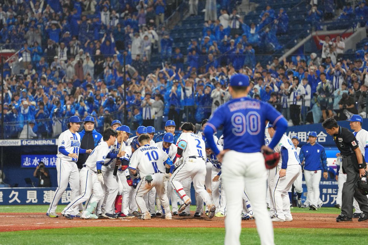 bay_fullcount's tweet photo. 【#DeNA - #中日】

延長12回 #戸柱恭孝 選手がサヨナラホームラン🚀

今季7度目のサヨナラ勝ち⭐️

#baystars https://t.co/U3EpccllGU