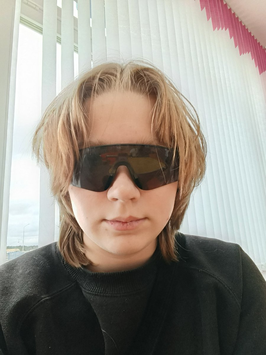 abaunda47's tweet photo. либо я красивая, либр дело в очках https://t.co/W6TIyyQWOK