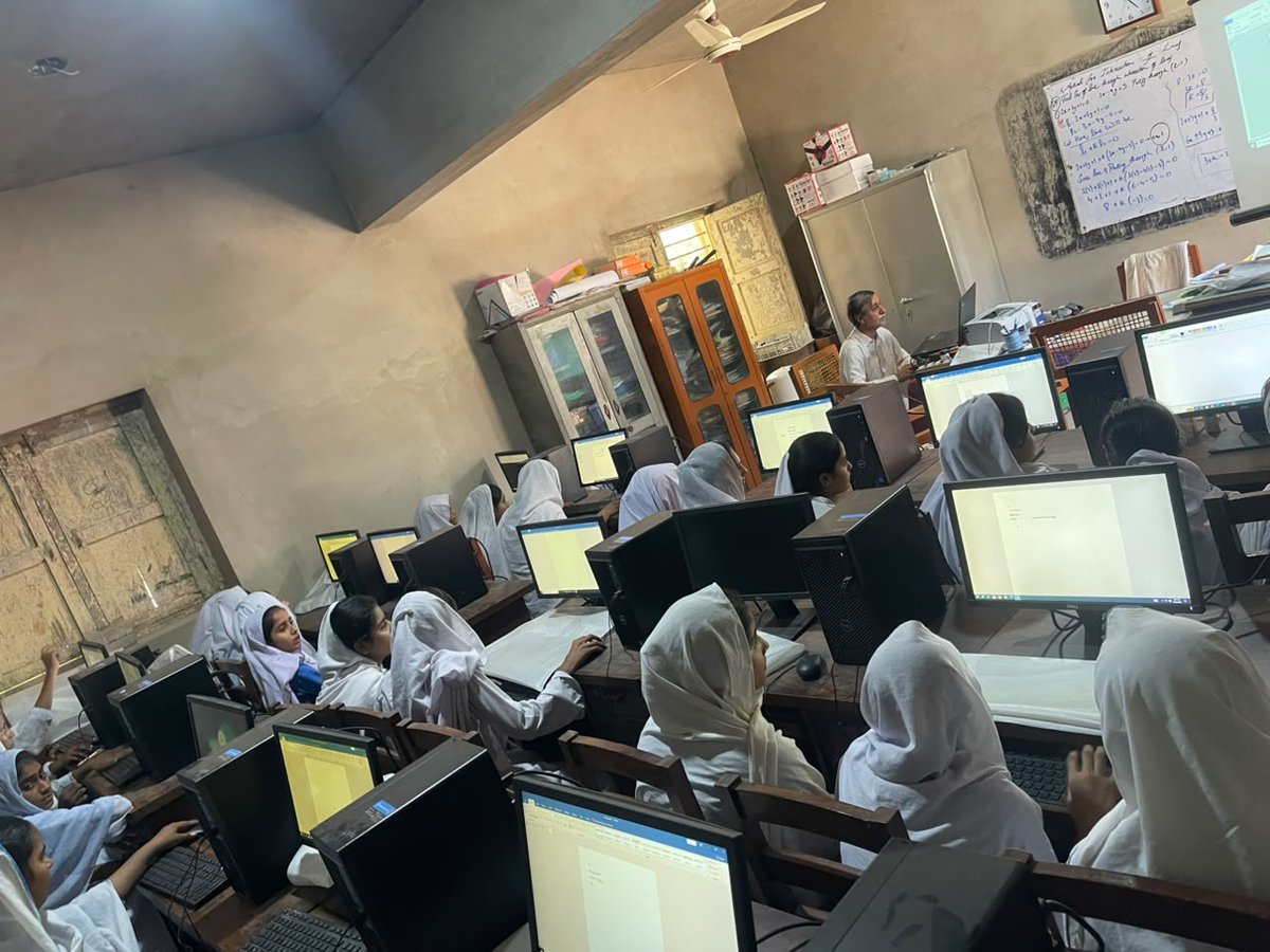 NayeeSubahOrg's tweet photo. Students at Government Girls Higher Secondary School Darro are developing practical writing skills through the Digital Skills Initiative.

#NayeeSubahFoundation #DigitalSkillsInitiative #GGHSSDarro #ApplicationWriting #DigitalSkills #ComputerEducation #SkillDevelopment https://t.co/yYLNTNSv42