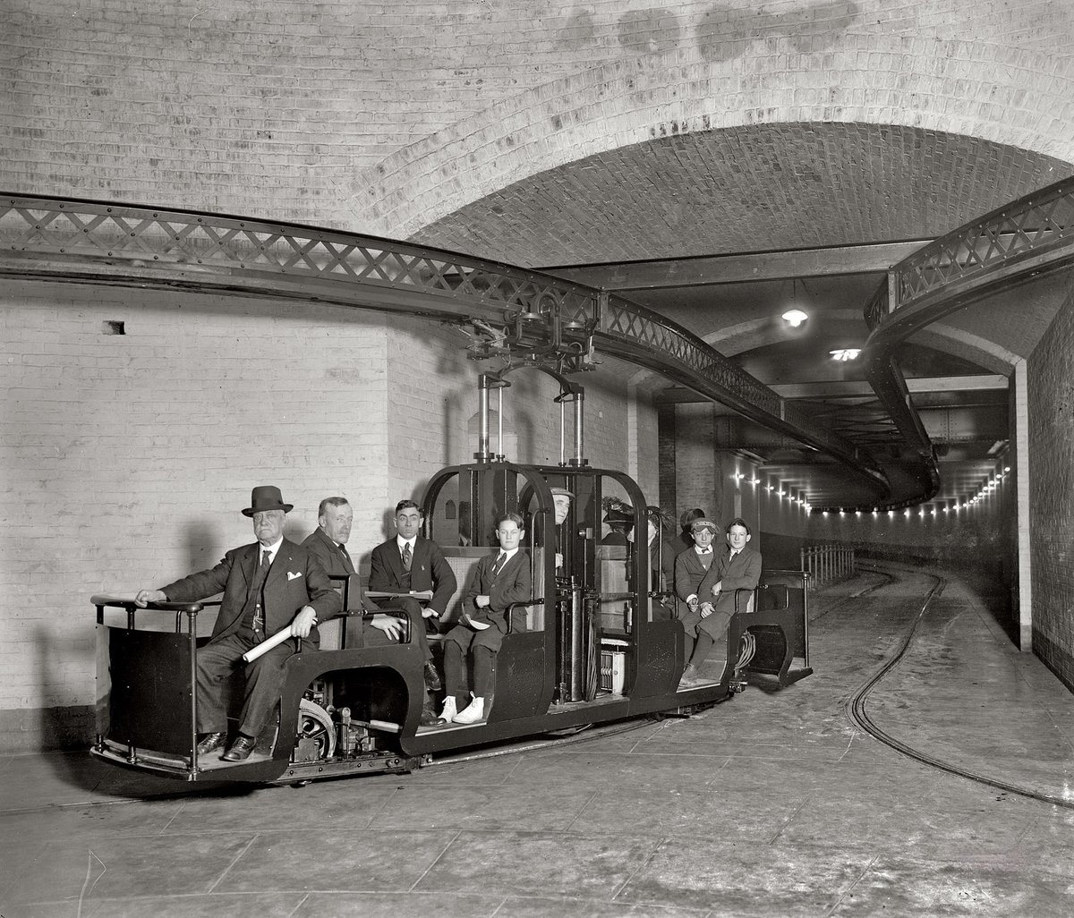 BeschlossDC's tweet photo. U.S. Senate subway, about 1915: https://t.co/baniQJIpfs