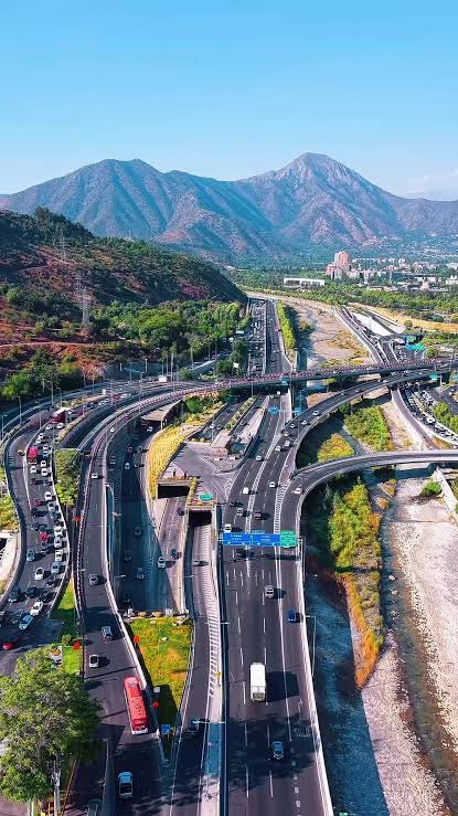 matecastano's tweet photo. Santiago de Chile tiene unas autopistas extraordinarias.

Son de peaje, se paga por tramo recorrido con tag y entre sus concesionarios está @ISAViasCL -propiedad de @ISAConexiones, colombiana de Medellín.

Si ISA puede hacer autopistas urbanas en Chile ¿no se podrá en Medellín? https://t.co/xNroOZnU9u