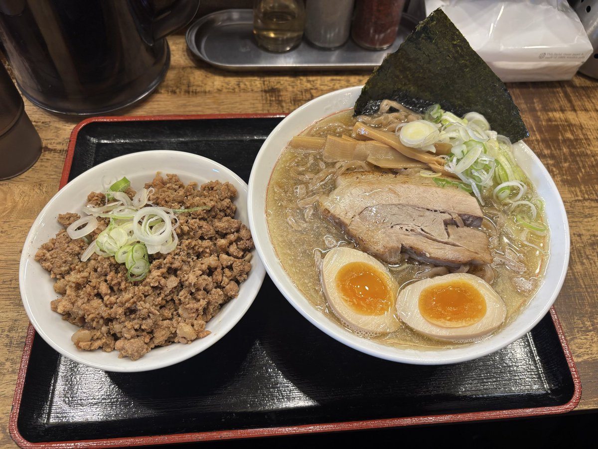 tontonft's tweet photo. 久々に東ラボに
連休中もランチOKをチェックしてたので、Dランチさらに欲張って旨みんちライス。
注文時に300にします？って聞かれて「はい」と言ってしまう🤭
お腹いっぱいすぎた。

所長にX見てくれてるんだねって言われた笑
めっちゃ見てますよー

#東日本ラーメン研究所
#煮干し https://t.co/pphI8HeRyh