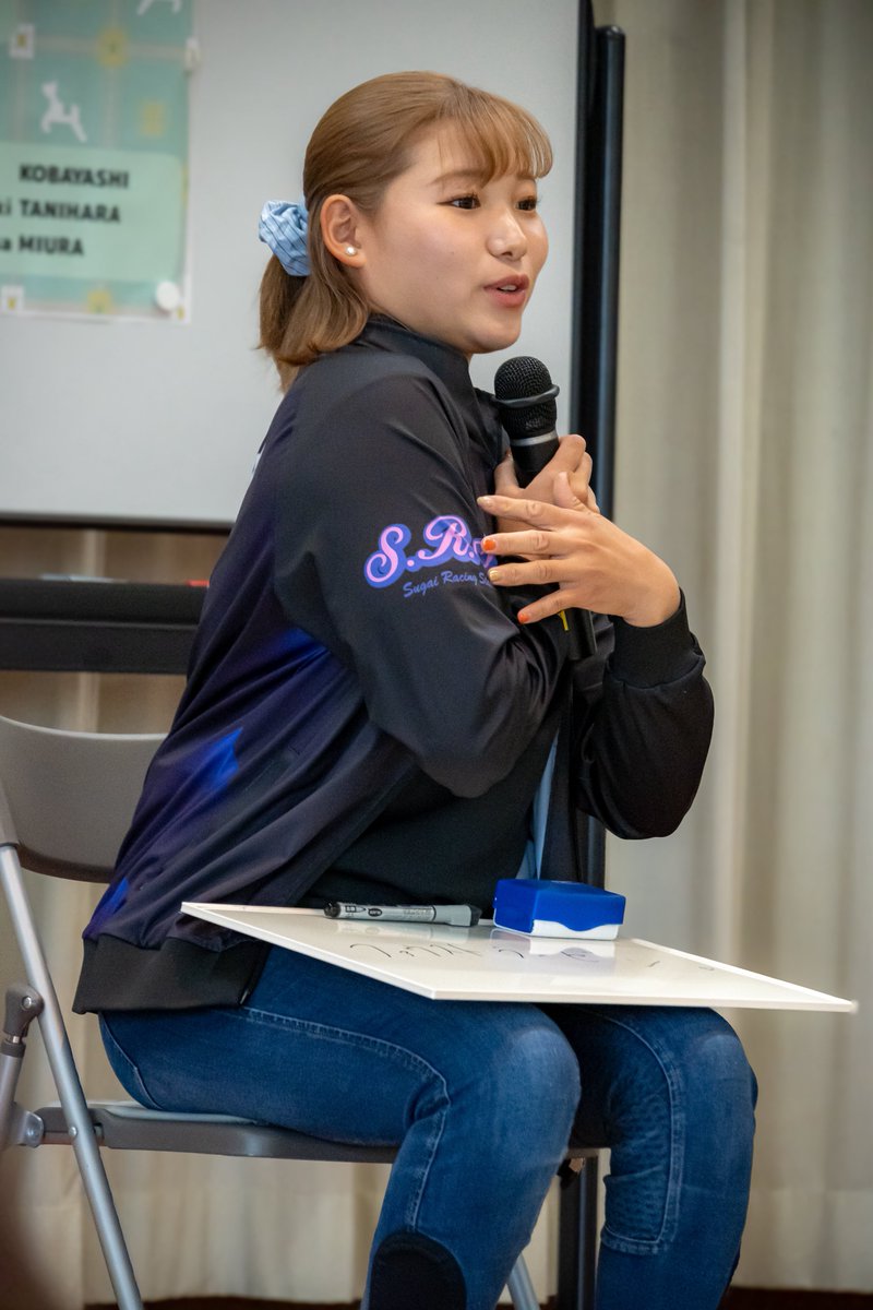 makumaku_makuri's tweet photo. 小林美駒騎手の推し馬はファウストラーゼン!
大好きが故にブルゾンも作ったそうです!
左腕には美駒ちゃんのマークも🍀

とっても素敵✨

#美浦村UMAフェスタ https://t.co/7ok4Rs7eGY