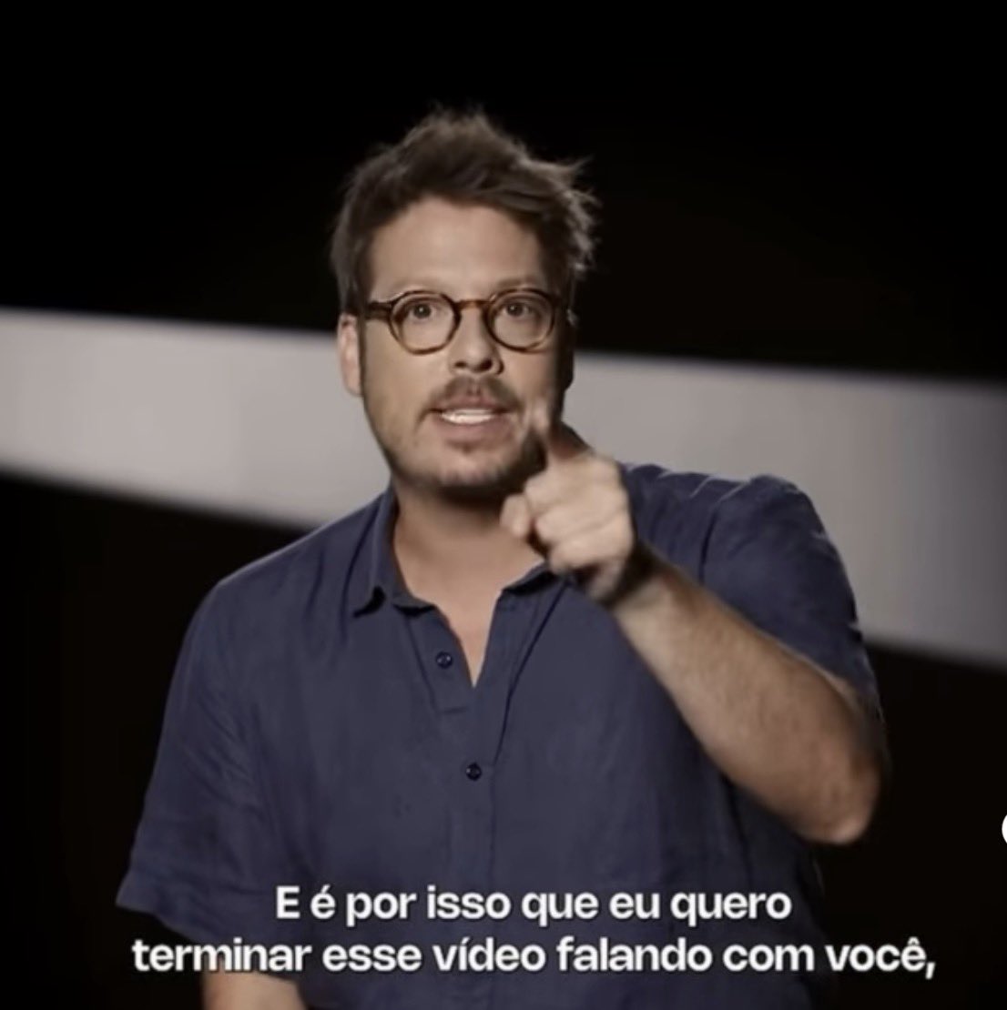 ojornaleirobr's tweet photo. Meta derruba perfil de série com Porchat sobre Banco Master e Lagoinha.

O Instagram tirou do ar o perfil do Revelando, projeto jornalístico que acaba de publicar um episódio apresentado por Fábio Porchat sobre as relações entre Daniel Vorcaro, Banco Master, Igreja Batista da Lagoinha e personagens da política brasileira.

Segundo a informação divulgada nesta manhã, a justificativa apresentada aos responsáveis foi apenas que a conta não seguiria os “padrões” da plataforma, sem apontar publicamente qual regra específica teria sido violada.

O episódio, publicado na segunda-feira, já ultrapassou 1,5 milhão de visualizações no YouTube e chegou ao primeiro lugar do ranking Hype da plataforma. 

A reportagem passa por Fabiano Zettel, Daniel Vorcaro, André Valadão e pelas relações do banqueiro com nomes como Nikolas Ferreira e Flávio Bolsonaro, além das doações eleitorais e do projeto Dark Horse.