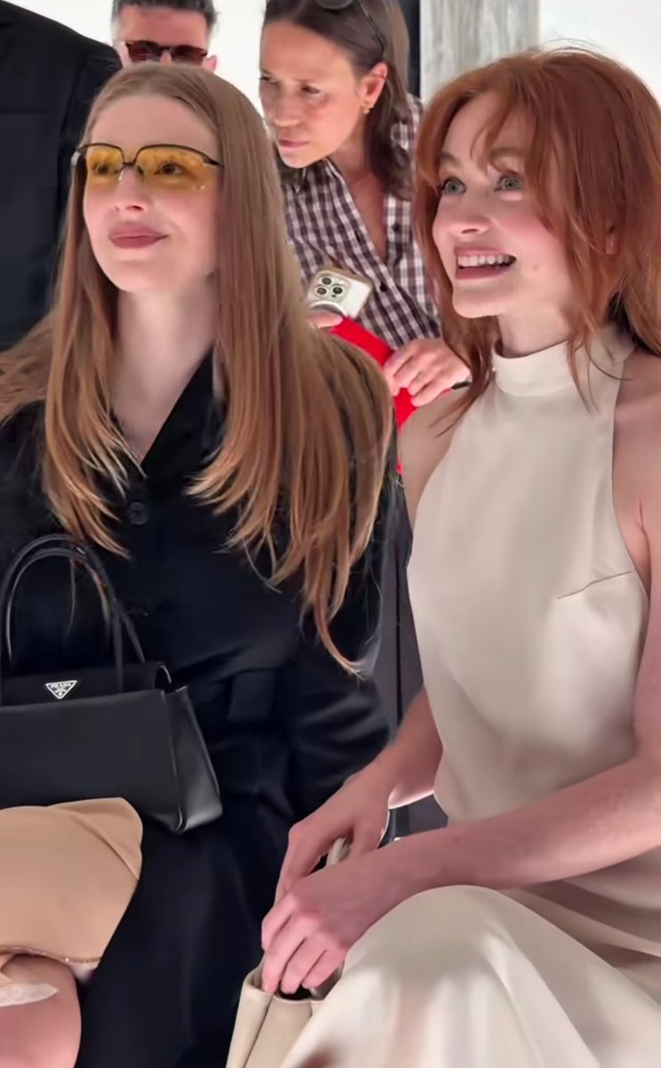 magaZzinee_cast's tweet photo. Hunter Schafer ve Sadie Sink Prada Milano Moda Haftasına katıldı!!! 
#prada #hunterschafer #sadiesink #pradafashionweek #milano https://t.co/Cc7hQ75Ccv