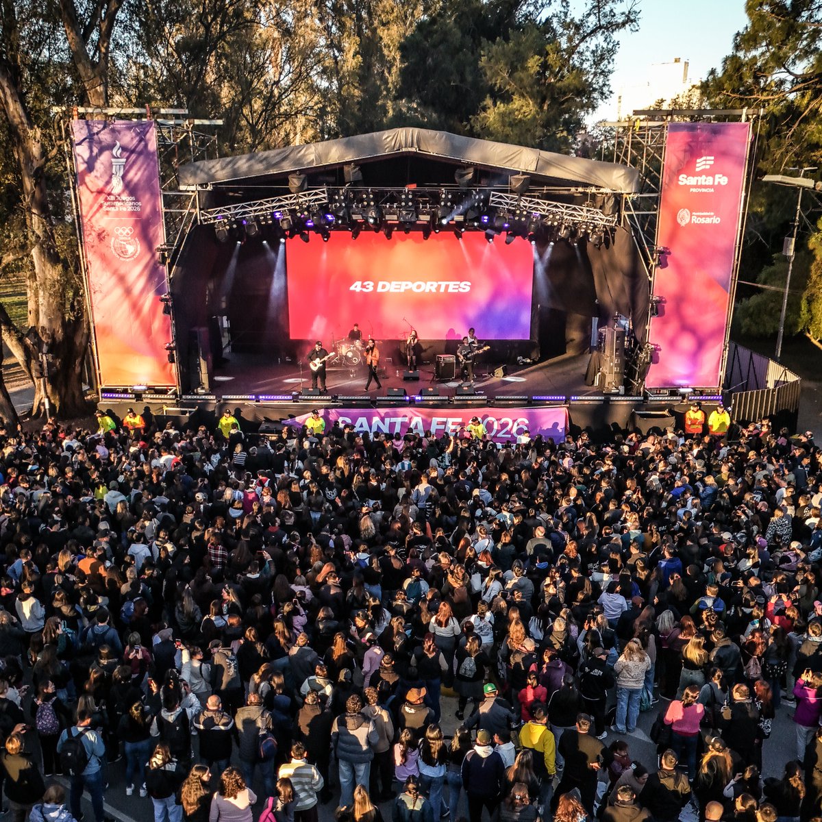 tiagogalindez's tweet photo. Que hermosa locura #Rosario!! 🎶✨
☀️ Con #PlanDivino, llevamos la música de #CharlyGarcía y #FitoPáez al #FanFest de los #JuegosSuramericanos2026 y fue un atardecer épico.
Gracias @CulturadSantaFe @MuniRosario 💖
💡 @eurekapop 
📸 Claudio Drone https://t.co/BoQtOqfFCG