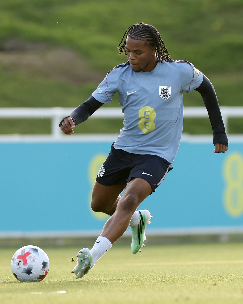 LFC's tweet photo. Rio at work with @England 💪📸 https://t.co/mhz0QeXXkn