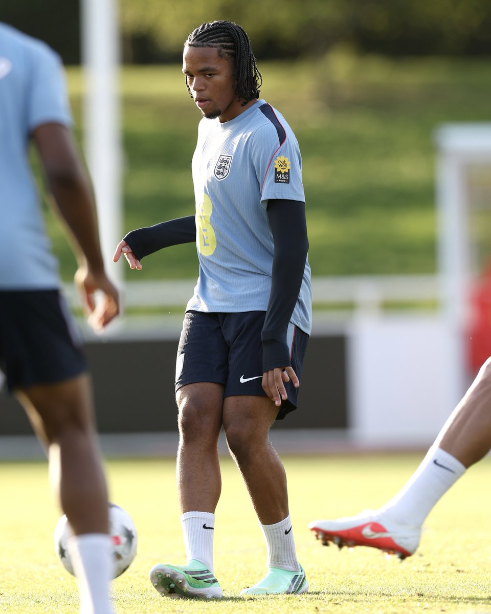 LFC's tweet photo. Rio at work with @England 💪📸 https://t.co/mhz0QeXXkn