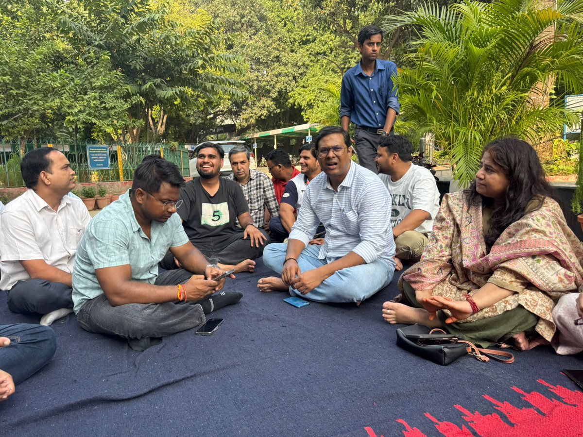 ra_kabeera's tweet photo. Teachers deserve safety and dignity. Following the assault on teachers, hooliganism &amp; trespassing during DUSU election duty, Staff Association, MLNC(E), DU is on indefinite strike from 23 Sept. We seek urgent action &amp; accountability. @DelhiPolice @CPDelhi @LtGovDelhi https://t.co/5DqznM7vvs