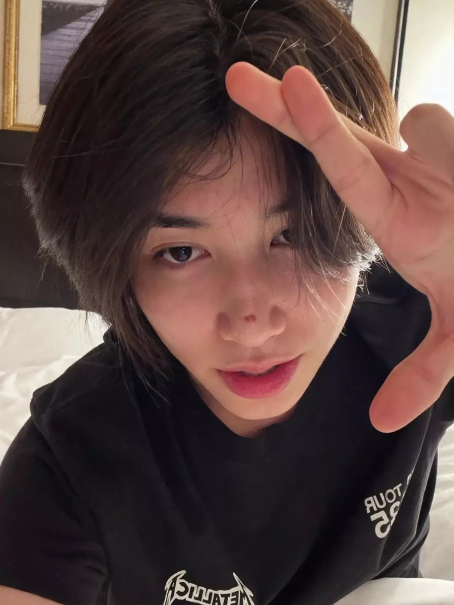 arurislouis's tweet photo. Itu jerawat apa bisul dah? Gede banget😭 https://t.co/Cfjj13bNCY