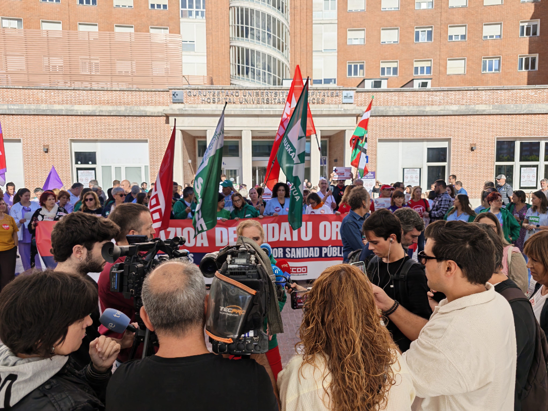 UGT_SP_EUSKADI's tweet photo. #UGTOsakidetza 🗣️ Convocar reuniones NO es negociar
📣 Osakidetza sigue sin poner propuestas de calado sobre la mesa. Queremos negociar y queremos soluciones YA
👉 https://t.co/1vxtJlu99C
💪 https://t.co/7YNVMOBlNh 🖼️ https://t.co/Z8HIQcVAME https://t.co/AAJs9Vd2wD