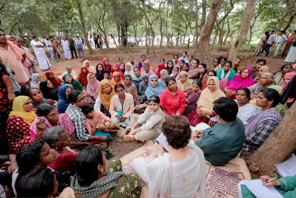 INCIndia's tweet photo. Standing With Workers, Listening to Their Voices

Congress General Secretary & Wayanad MP Smt. @priyankagandhi ji met and interacted with MGNREGA workers, engaging with them and listening to their voices.

📍 Kerala
