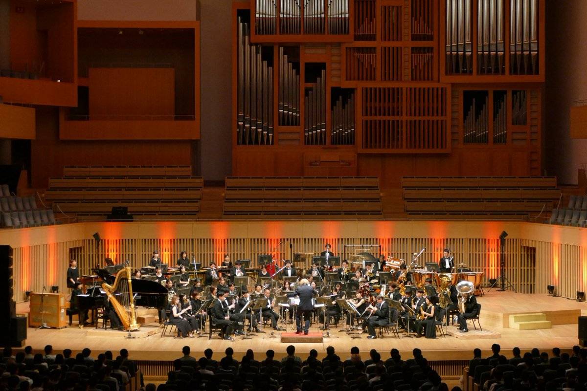 OsakaShion's tweet photo. 【御礼🎉】

UNDERTALE WIND SYMPHONY in KYOTO

9月22日(火)、23日(水・祝)の2日間、京都コンサートホールにて「UNDERTALE WIND SYMPHONY in KYOTO」が開催され、西村友氏の編曲・指揮、Osaka Shion Wind Orchestraの演奏で、全公演無事終演いたしました🎺✨

両日ともたくさんのお客様にご来場いただき、Shionの生演奏でUNDERTALEの音楽をお楽しみいただきました🎼💀✨
会場いっぱいの熱気とあたたかい拍手に包まれ、皆さまと素晴らしい時間を共有できましたことを、大変嬉しく思います。

ご来場いただいた皆さま、誠にありがとうございました‼️

#オオサカシオン
#吹奏楽
#UNDERTALE