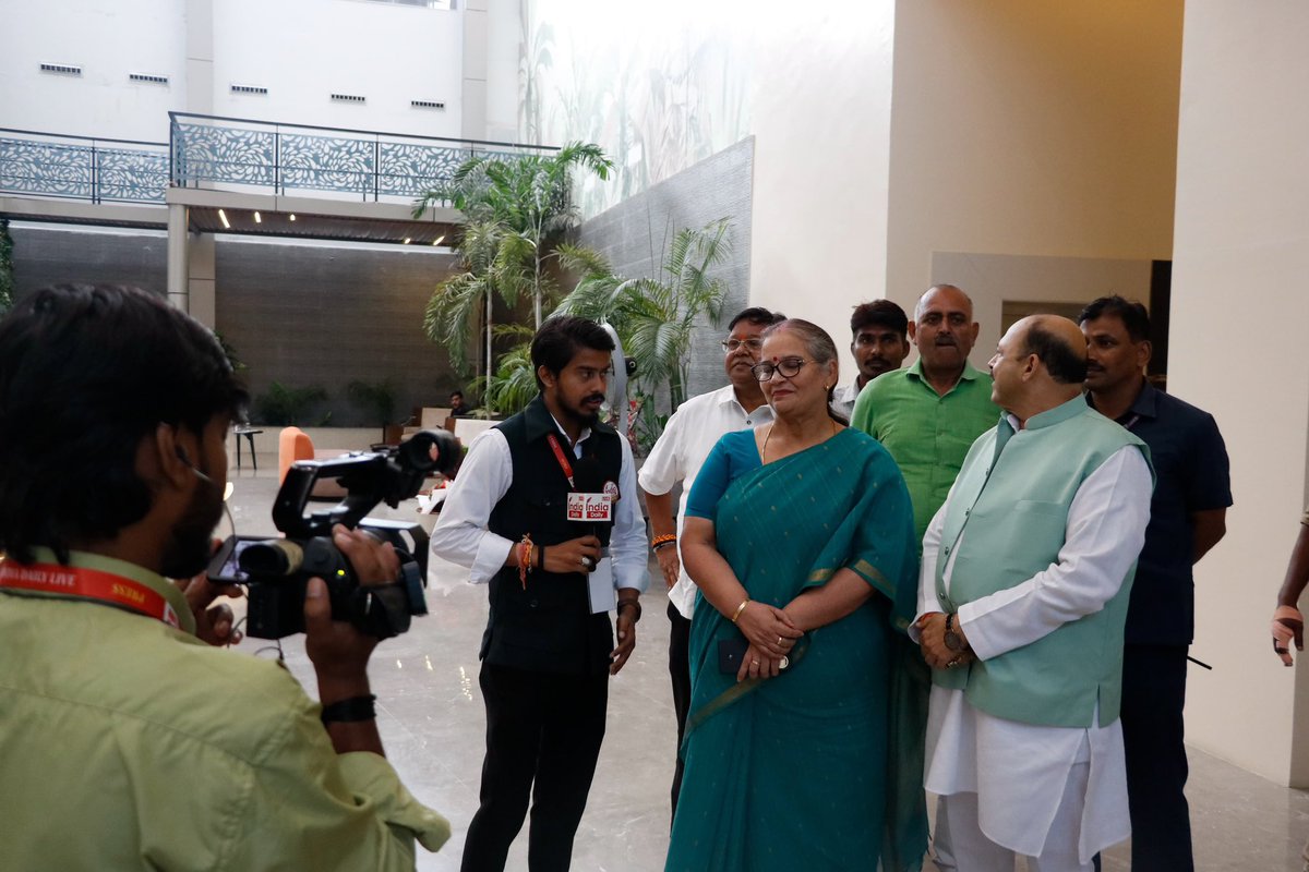 Sushma_Kharkwal's tweet photo. आज एवियान होटल एंड रिज़ॉर्ट में इंडिया डेली लाइव न्यूज़ चैनल द्वारा आयोजित ‘संकल्प के शिखर तक’ कॉन्क्लेव में सम्मिलित हुई।

इस दौरान लखनऊ नगर निगम द्वारा शहर में कराए जा रहे विकास कार्यों, स्वच्छता व्यवस्था, नागरिक सुविधाओं के विस्तार और लखनऊ के समग्र विकास को लेकर चर्चा की।

लखनऊ को स्वच्छ, सुंदर, सुरक्षित एवं आधुनिक शहर बनाने के संकल्प के साथ नगर निगम निरंतर कार्य कर रहा है। नागरिकों को बेहतर सुविधाएं उपलब्ध कराना और शहर के विकास को नई गति देना हमारी प्राथमिकता है।

#Lucknow #LMC #Development #SankalpKeShikharTak #IndiaDailyLive