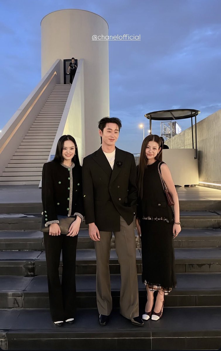 _ppyourbeam's tweet photo. 1 วันของน้องเอส : บินกลับกรุงเทพ ร่วมงานชาแนล ขายของลงไอจี https://t.co/VPAe66VobL