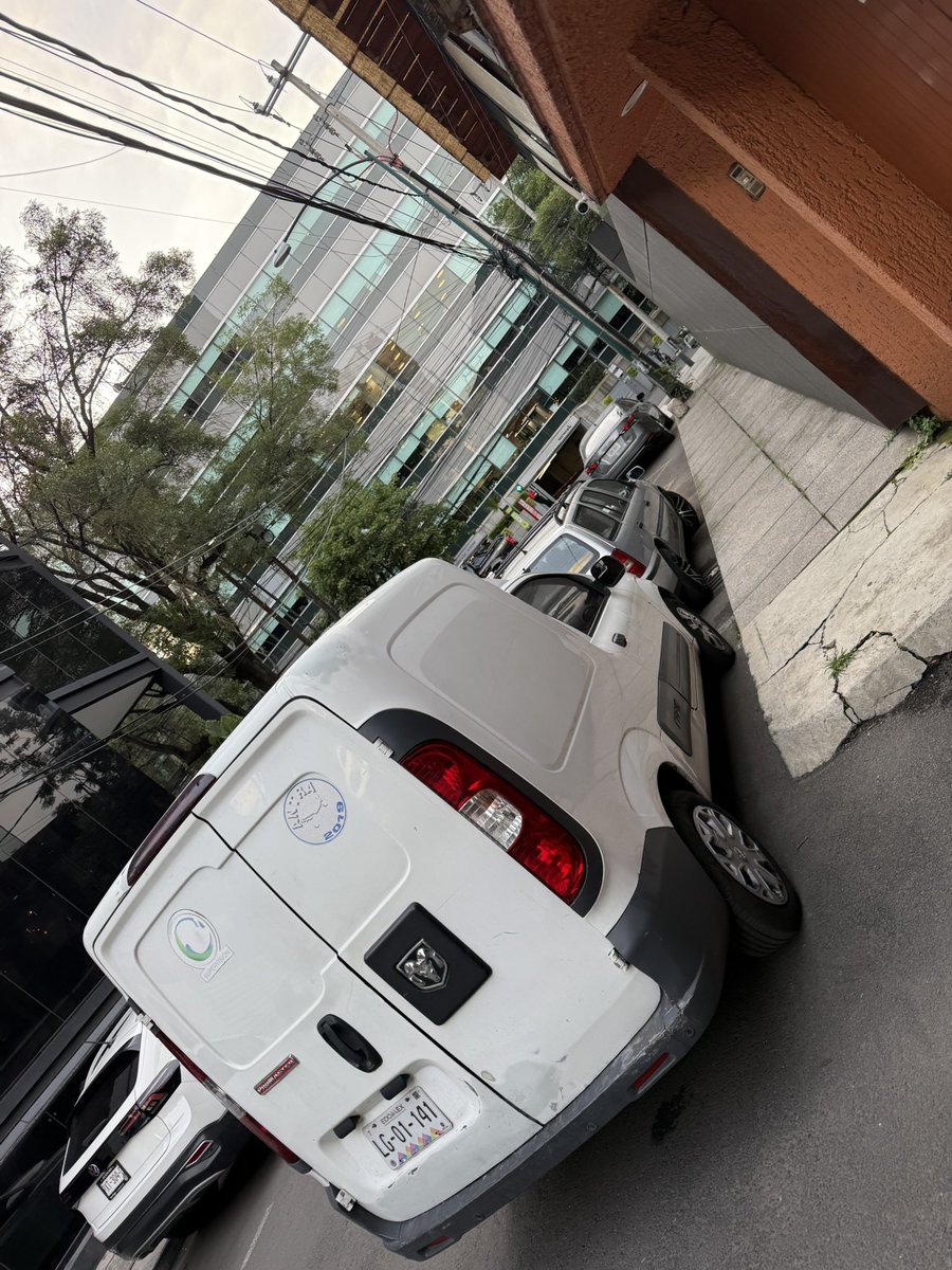 ViveLasLomas's tweet photo. Para variar, otra vez coches mal estacionados en Cda. Montes Celestes y Volcán… Ayuda por favor @ecoParq @UCS_GCDMX @AlcaldiaMHmx 
Esto es todos los días!
Obstrucción de vialidad, de accesos de vecinos y de hidrante de @Bomberos_CDMX https://t.co/NBgArTDylh