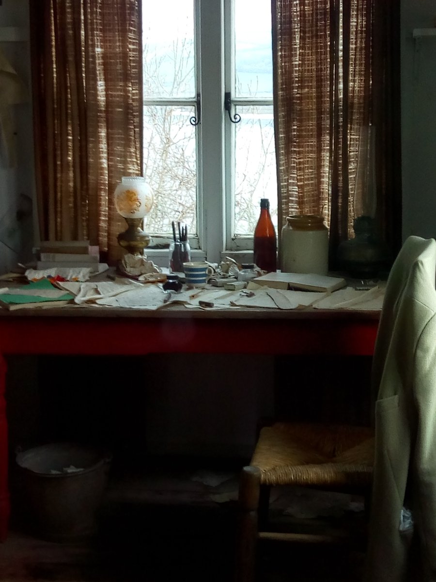 AlisonPailing's tweet photo. #AlphabetChallenge #WeekLforLookingIn

Looking into Dylan Thomas' writing shed. https://t.co/Ngik9vrIIW