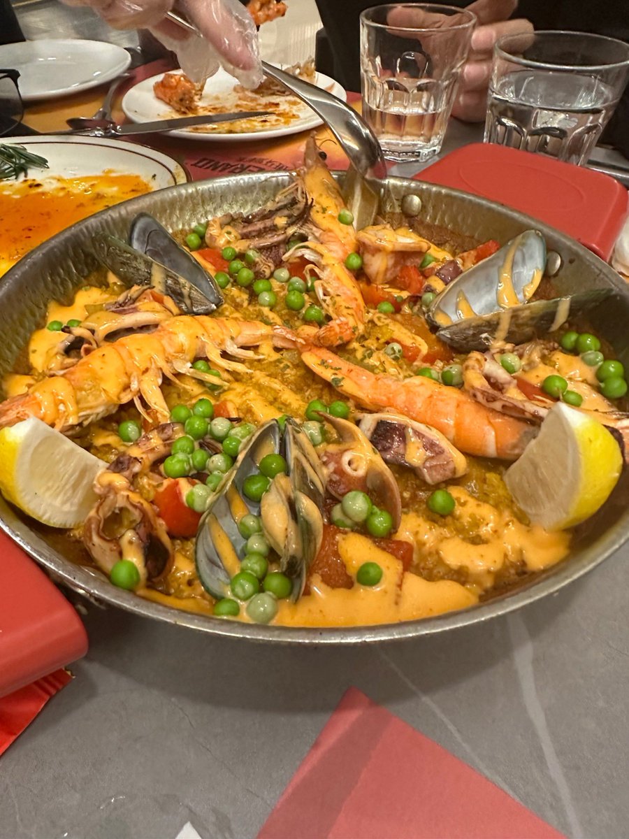 RochellGespq's tweet photo. Paella valenciana de auténtico sabor en este pequeo local del barrio! Arroz meloso, marisco fresco y ese toque de azafrán que lo hace irresistible. Volveré muy pronto! https://t.co/6bsGwq1OfQ