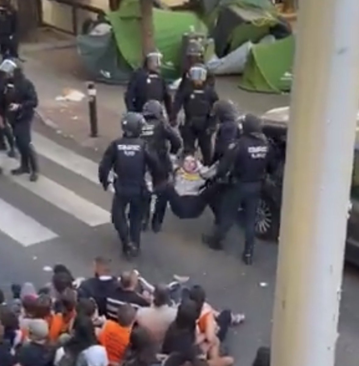 jaiisnt28's tweet photo. Podemos hablar del orgullo de influencer que es Ines Hernand? Esto sí que es influenciar y no lo de Goicochea. Siempre está ahí y hoy la han tenido que sacar entre 6 policias https://t.co/B0GkjvYPEX