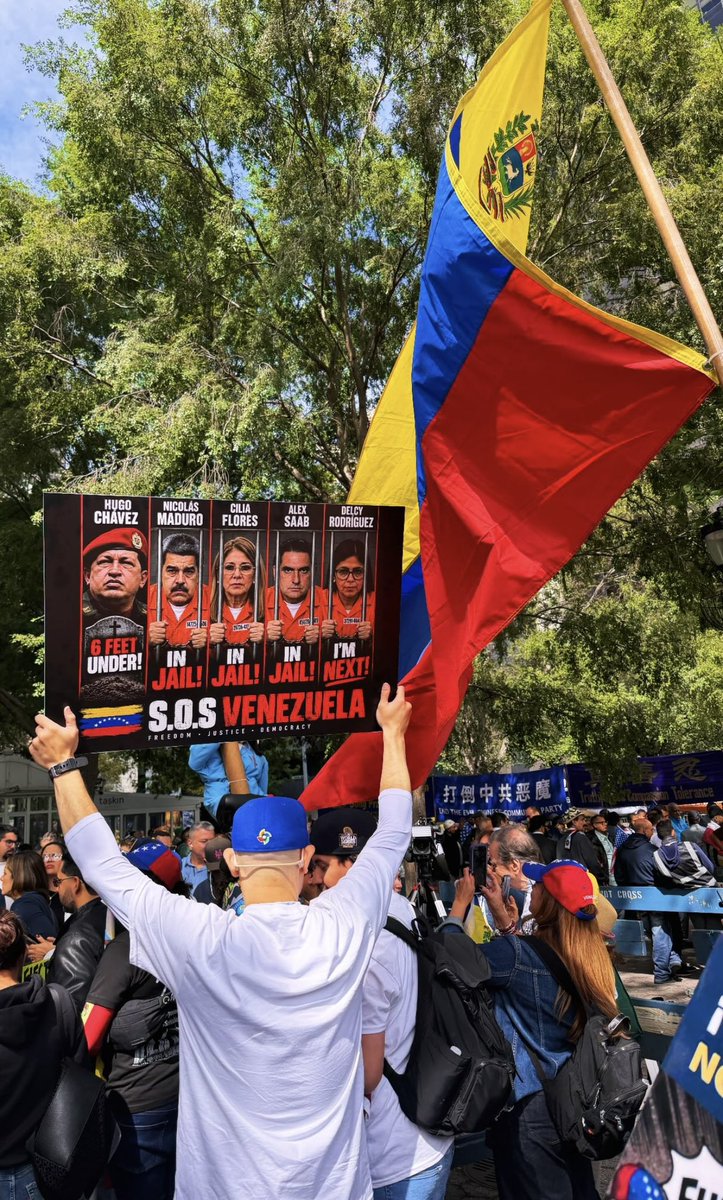 giselltorrealba's tweet photo. Ayer en la concentración frente a la ONU. New York https://t.co/Zo1nvrYpgu
