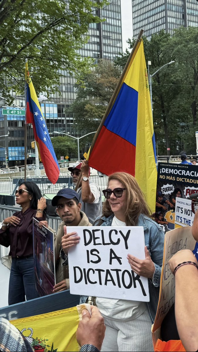 giselltorrealba's tweet photo. Ayer en la concentración frente a la ONU. New York https://t.co/Zo1nvrYpgu