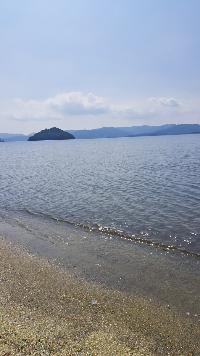 pfpfnyanko's tweet photo. 海行ってきた！
ガラス片と貝殻の砂浜綺麗やった🫧✨ https://t.co/CYYkr8K7sb