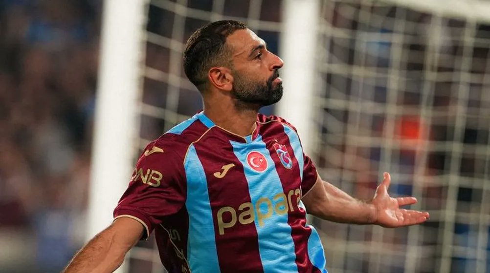 lobihaber's tweet photo. Safa Can Konuksever: "Trabzonspor'da disiplin ve ceza sistemini en çok savunan futbolcu Salah. 

Analiz toplantısına 10 dakika geç kalanı, idmanı kaçıranı, yemek masasında telefonla uğraşanı direkt uyaran ve rahatsız olan bir adam. 

Liverpool'daki ceza sistemini ve disiplini buraya entegre etmeye çalışıyor. Bunu istiyor.”