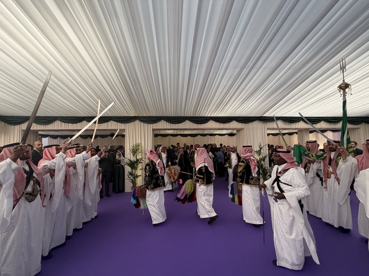 Adhwan's tweet photo. احتفلت سفارة خادم الحرمين الشريفين 🇸🇦 في المملكة المتحدة 🇬🇧 في العاصمة #لندن اليوم باليوم الوطني ٩٦ بحضور دبلوماسي وجماهيري غفير. #عزّنا_بطبعنا https://t.co/8qyxyj1LAz