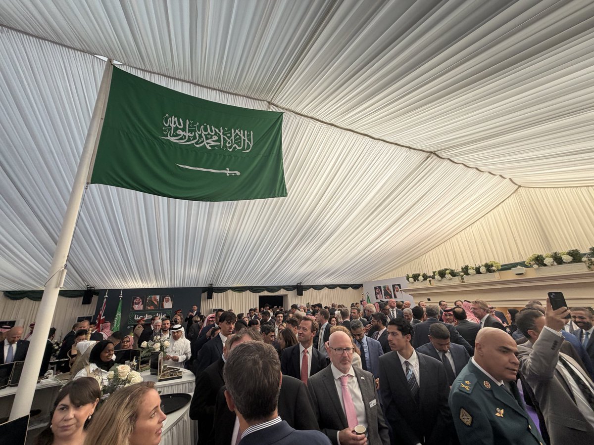 Adhwan's tweet photo. احتفلت سفارة خادم الحرمين الشريفين 🇸🇦 في المملكة المتحدة 🇬🇧 في العاصمة #لندن اليوم باليوم الوطني ٩٦ بحضور دبلوماسي وجماهيري غفير. #عزّنا_بطبعنا https://t.co/8qyxyj1LAz