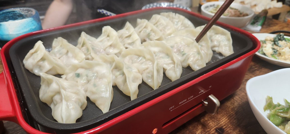 acelaurant's tweet photo. 𝐇𝐚𝐩𝐩𝐲 𝐁𝐢𝐫𝐭𝐡𝐝𝐚𝐲 𝑶☆𝒍𝒆
だったのでぎょざパしてケーキ食べて満腹マン https://t.co/wWfQNxjqgQ