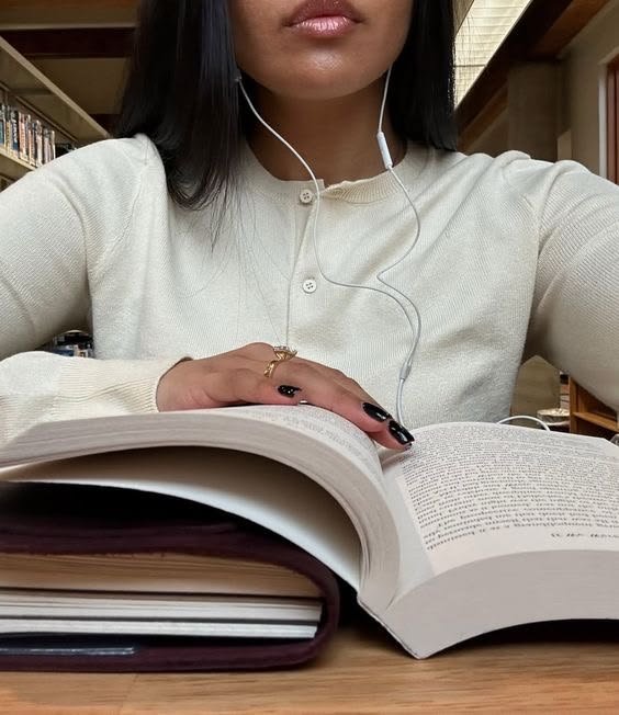 scarlettwants's tweet photo. pov : you're an english literature student https://t.co/Ibk4q3g6e1