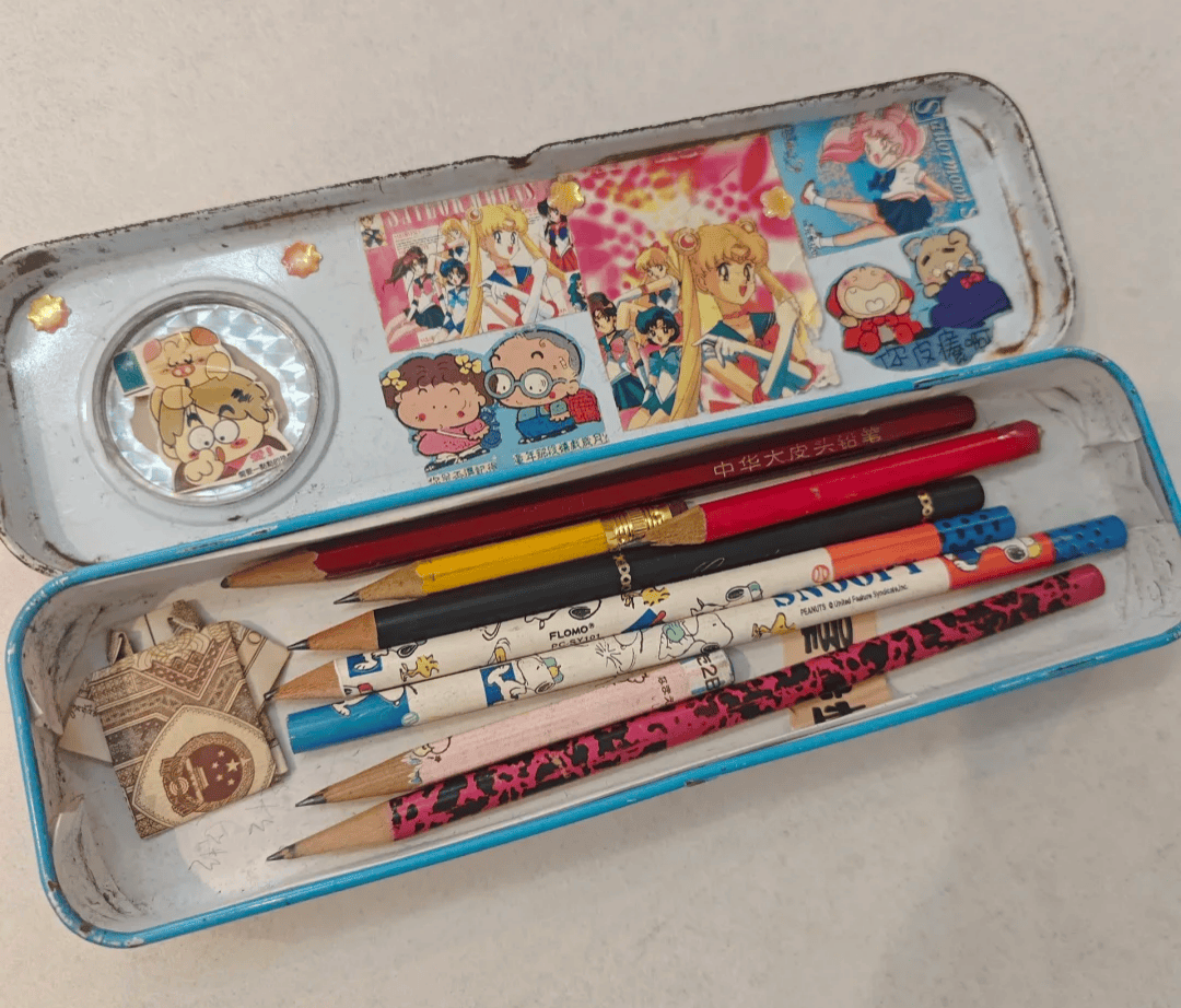 djang13's tweet photo. Just found my old primary school pencil case while cleaning the closet—used to cram it with mismatched erasers and broken crayons. Now my desk has a fancy tablet and organized stationery. Small changes, but they feel like big milestones! https://t.co/tGdQo8i6L9