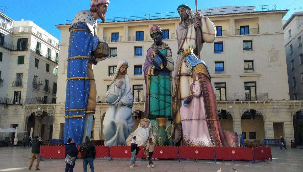 Frontieresmedia's tweet photo. 🚨 À Perpignan, le maire RN Louis Aliot a prévu une CRÈCHE MONUMENTALE pour NOËL.

Avec, notamment, des statues géantes. Joseph et Marie mesureraient environ 18 mètres. (L’Indépendant) https://t.co/UC2ehnMuh9