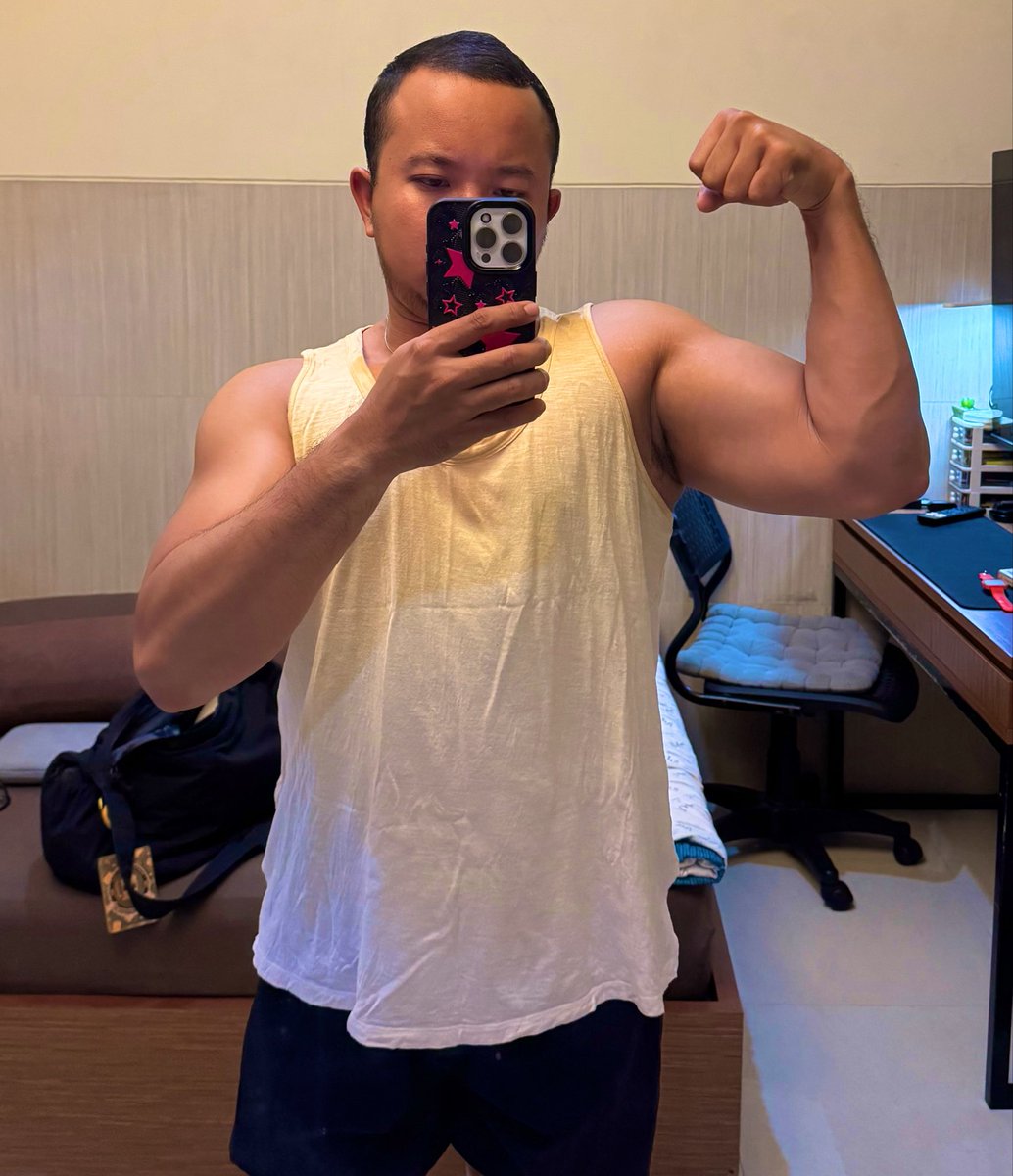 brownlevinson_'s tweet photo. Orang2 bicepnya bisa ada telor dinosaurusnya gitu, latihan bebannya yang mana sih? Gue sampe punya arm day aja kagak bisa sampe ada telornya. Tapi keseluruhan arm jadi lebih gede aja. https://t.co/gdqsCAV8aT
