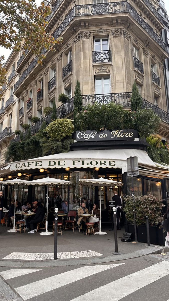 reminiscinbby's tweet photo. Paris, France https://t.co/LNLG6iVo2P