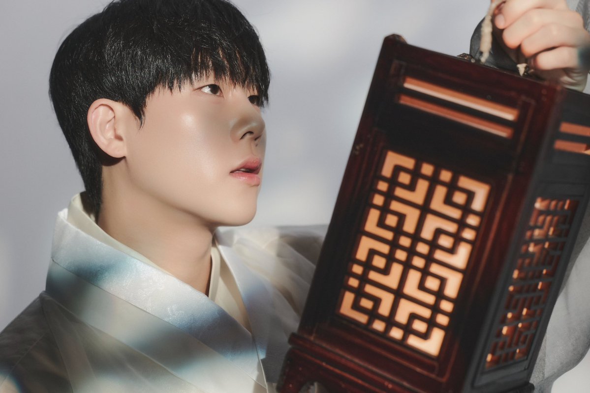 j88heon's tweet photo. the focus on his sharp eyes nose hands.... they really get it thank you https://t.co/c7WL3hK0ye
