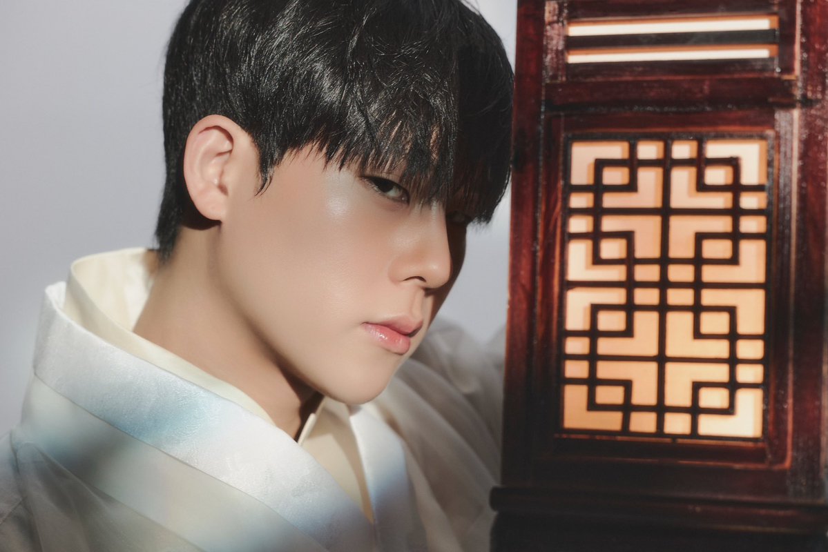 j88heon's tweet photo. the focus on his sharp eyes nose hands.... they really get it thank you https://t.co/c7WL3hK0ye