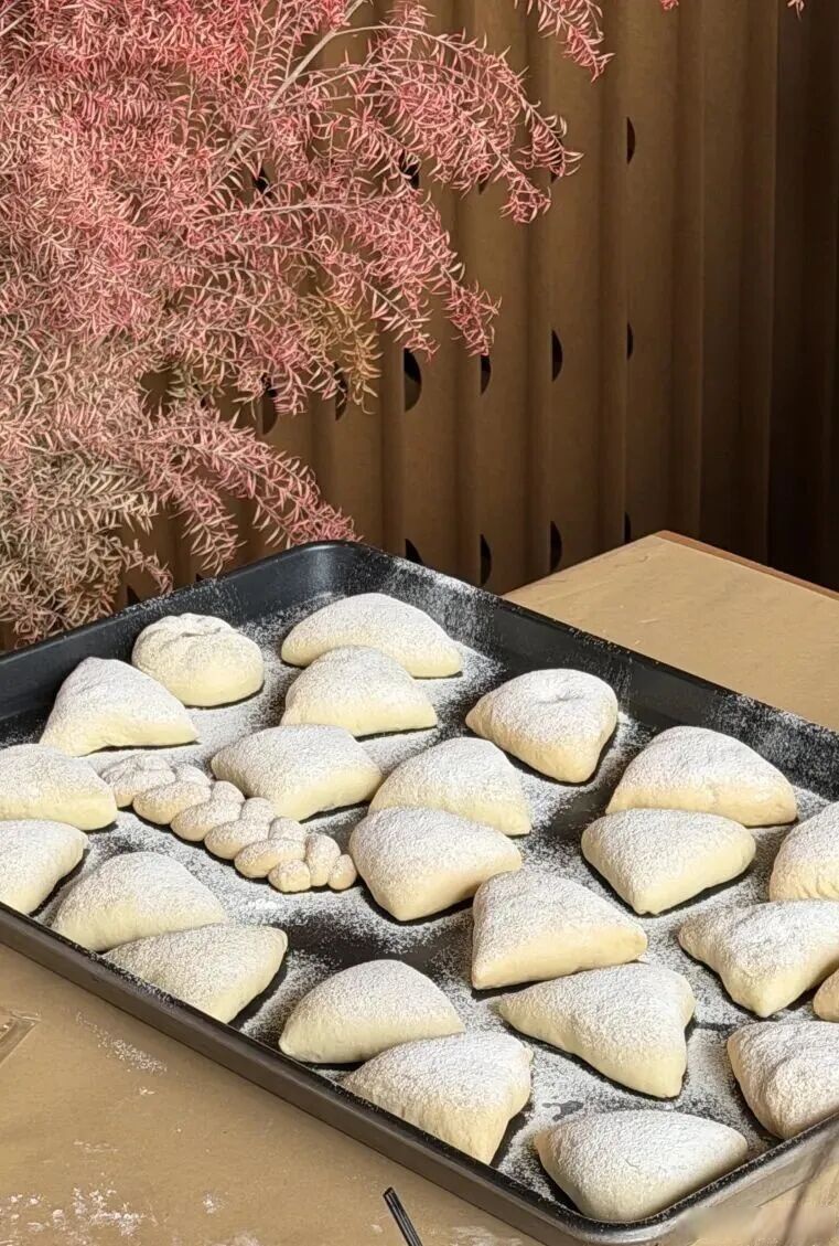 RivkaLipski's tweet photo. Hoy compartimos pan recién horneado con vecinos! Un trozo pequeo, una sonrisa grande. https://t.co/CtBgTz2Jqv