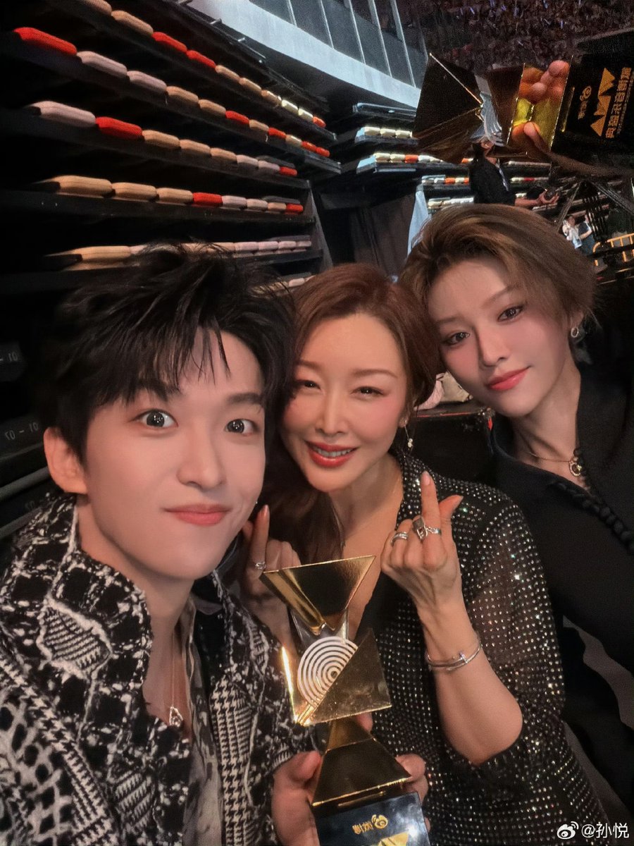 lilian970420's tweet photo. Sun Yue shared 3 photos of herself with Huang Zihongfan and XIN LIU @XinLiulyx0420 .

XIN LIU commented: "Oh my, now I understand why the attendant pulled the tray back twice... Thanks to Sun Yue for presenting us with the award 'once again'." 😂

#XINLiu https://t.co/NzVp0K1XHx