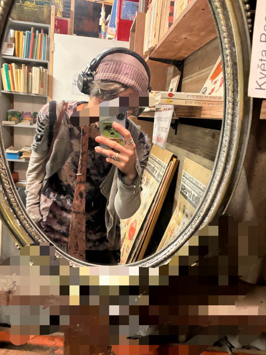 piramochan's tweet photo. 髪ネイビーに染めてから2週間でシルバー➞更にゴールドになりつつある。色落ち本当に早いな。色落ちのが好きだけども。 https://t.co/0TVnKqrUc8
