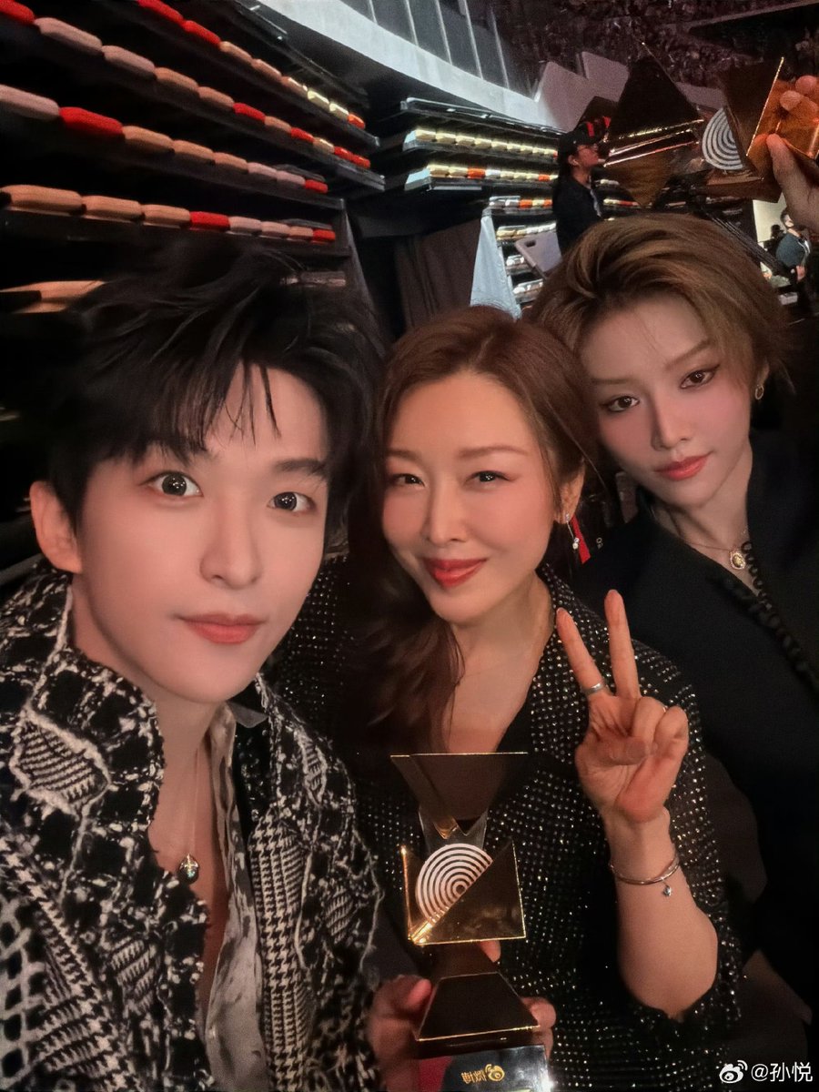 lilian970420's tweet photo. Sun Yue shared 3 photos of herself with Huang Zihongfan and XIN LIU @XinLiulyx0420 .

XIN LIU commented: "Oh my, now I understand why the attendant pulled the tray back twice... Thanks to Sun Yue for presenting us with the award 'once again'." 😂

#XINLiu https://t.co/NzVp0K1XHx