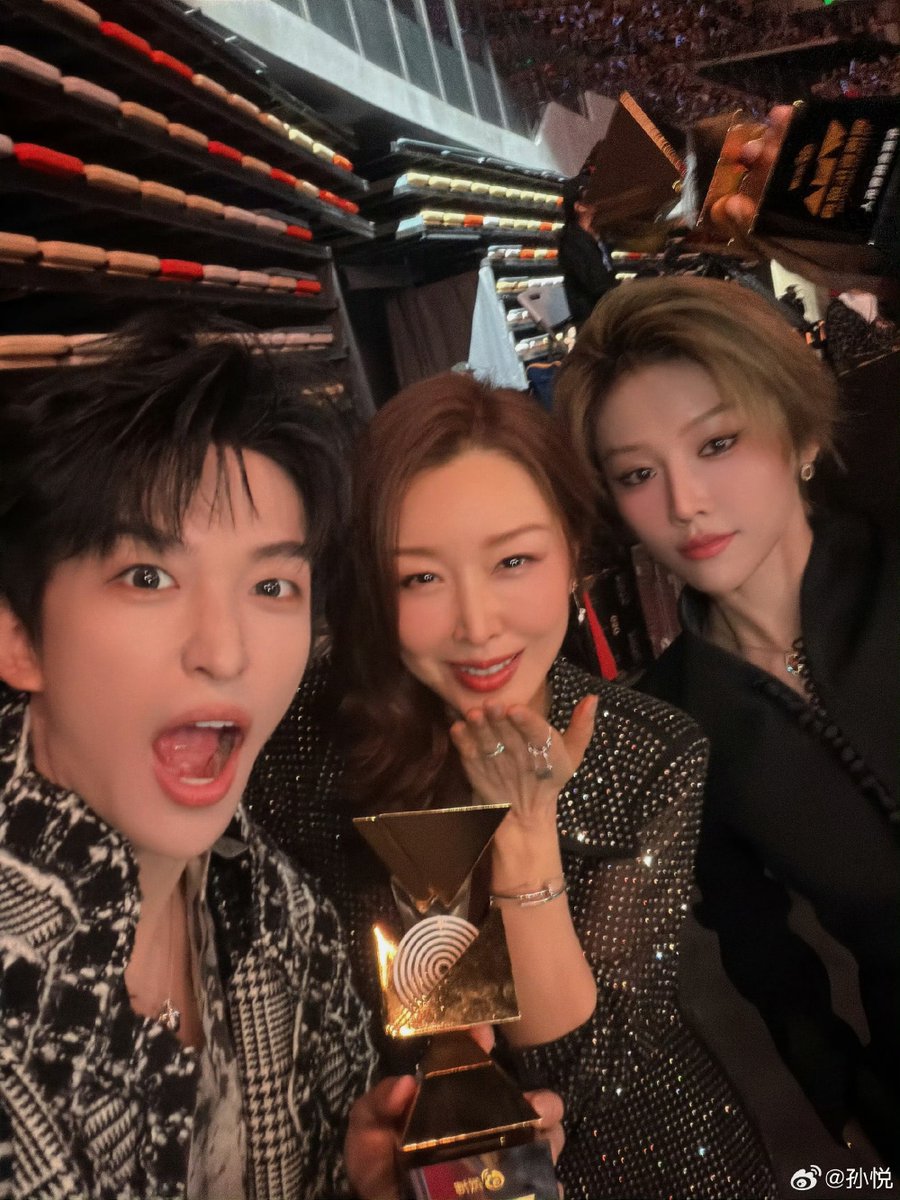 lilian970420's tweet photo. Sun Yue shared 3 photos of herself with Huang Zihongfan and XIN LIU @XinLiulyx0420 .

XIN LIU commented: "Oh my, now I understand why the attendant pulled the tray back twice... Thanks to Sun Yue for presenting us with the award 'once again'." 😂

#XINLiu https://t.co/NzVp0K1XHx
