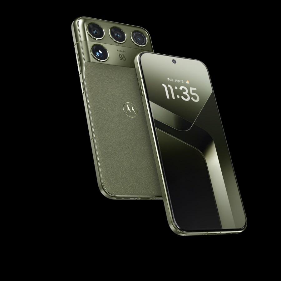 xk_sal7's tweet photo. 📱 موتورولا تكشف رسمياً عن هاتفها الرائد القادم Motorola Signature 27 بمعالج خارق ونظام صوت فاخر!
⚡ الجهاز من أوائل الهواتف بالعالم المزودة بمعالج كوالكوم الأحدث Snapdragon 8 Elite Extreme Gen 6، مع اعتماد تسمية جديدة مستوحاة من سنة الإطلاق 2027.
❄️ نظام تبريد متطور ArcticMesh بغرفة بخار أكبر بنسبة 40% من الجيل السابق لضمان أعلى استقرار تحت الضغط العالي.
📸 كاميرا أساسية بمستشعر Sony LYT 910 بدقة 50MP مع تثبيت بصري OIS متقدم بزاوية 3.5 درجات، مدعومة بعدسة بيرسكوب تليفوتو بدقة 200MP.
🎵 تجربة صوتية سينمائية فاخرة كأول ثمرة تعاون وشراكة طويلة المدى مع شركة الصوتيات العالمية Bang & Olufsen (B&O).
🎨 تصميم أنيق بخامات خلفية منقوشة بالتعاون مع Pantone بألوان Coal Smoke و Capulet Olive.
🔄 دعم برمجي طويل الأمد يمتد إلى 7 سنوات من تحديثات نظام التشغيل، مع توفر الجهاز عالمياً بوقت لاحق من هالعام.

- دعم 7 سنوات تحديثات ونظام صوت من B&O وكاميرا بيرسكوب 200MP، تشوف موتورولا قادرة تنافس عمالقة الفلاج شيب بهالقوة؟