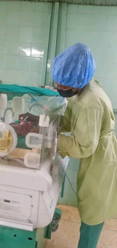 saritza8502's tweet photo. 📌La estudiante Lorena Lis de 5to año de la carrera de Enfermería, se encuentra realizando su internado vertical en el servicio de Neonatología como parte de su práctica pre profesional.  
 #HolguínSí
 #VocacionDeServicio
#CubaSalva https://t.co/OqBsOW9pFZ