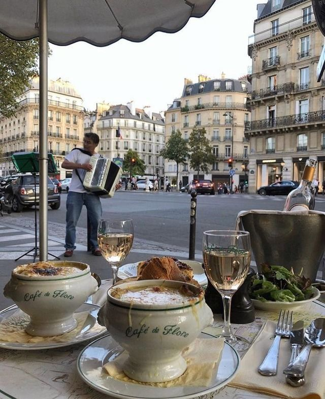 reminiscinbby's tweet photo. Paris, France https://t.co/LNLG6iVo2P
