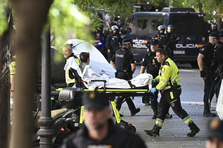 ESPcrave's tweet photo. 🚨 La Policía Nacional ha tramitado la friolera de 0 objeciones de conciencia para poder desahuciar de su casa a una mujer de 87 años:

“Servir y proteger, específicamente a Urbagestión Desarrollo e Inversión SL, Calle Zurbano 76, 5ª planta, 28010 Madrid.” https://t.co/9D5LqZJRF0