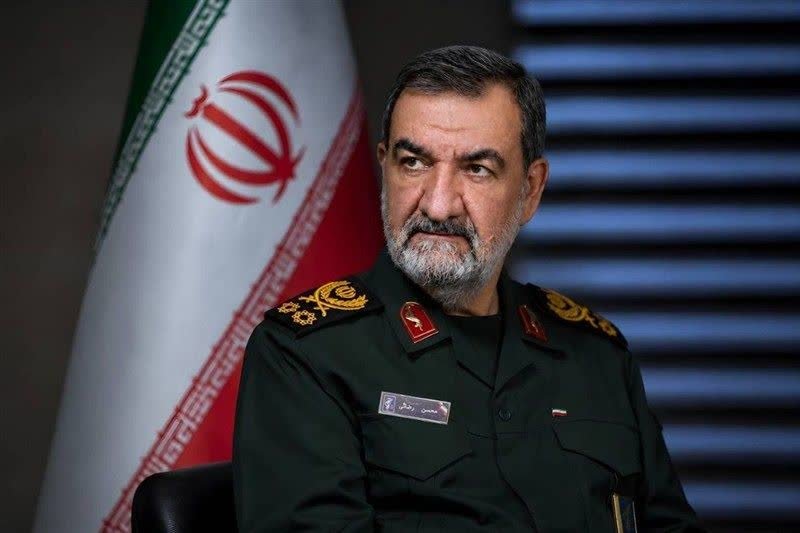 fatemehrad1637's tweet photo. دبیر شورای عالی امنیت ملی : تجاوزات دشمن نه تنها ایران را تضعیف نکرد بلکه آن را به قدرت چهارم جهان بدل ساخت
 علاوه بر این، ادعاهای ترامپ مبنی بر هدف قرار دادن فرماندهان، تأسیسات و ناوهای ایرانی، تلاش مذبوحانه یک متجاوز شکست‌خورده برای پنهان‌سازی ناکامی‌هایش است. https://t.co/Uw4chGyoRk