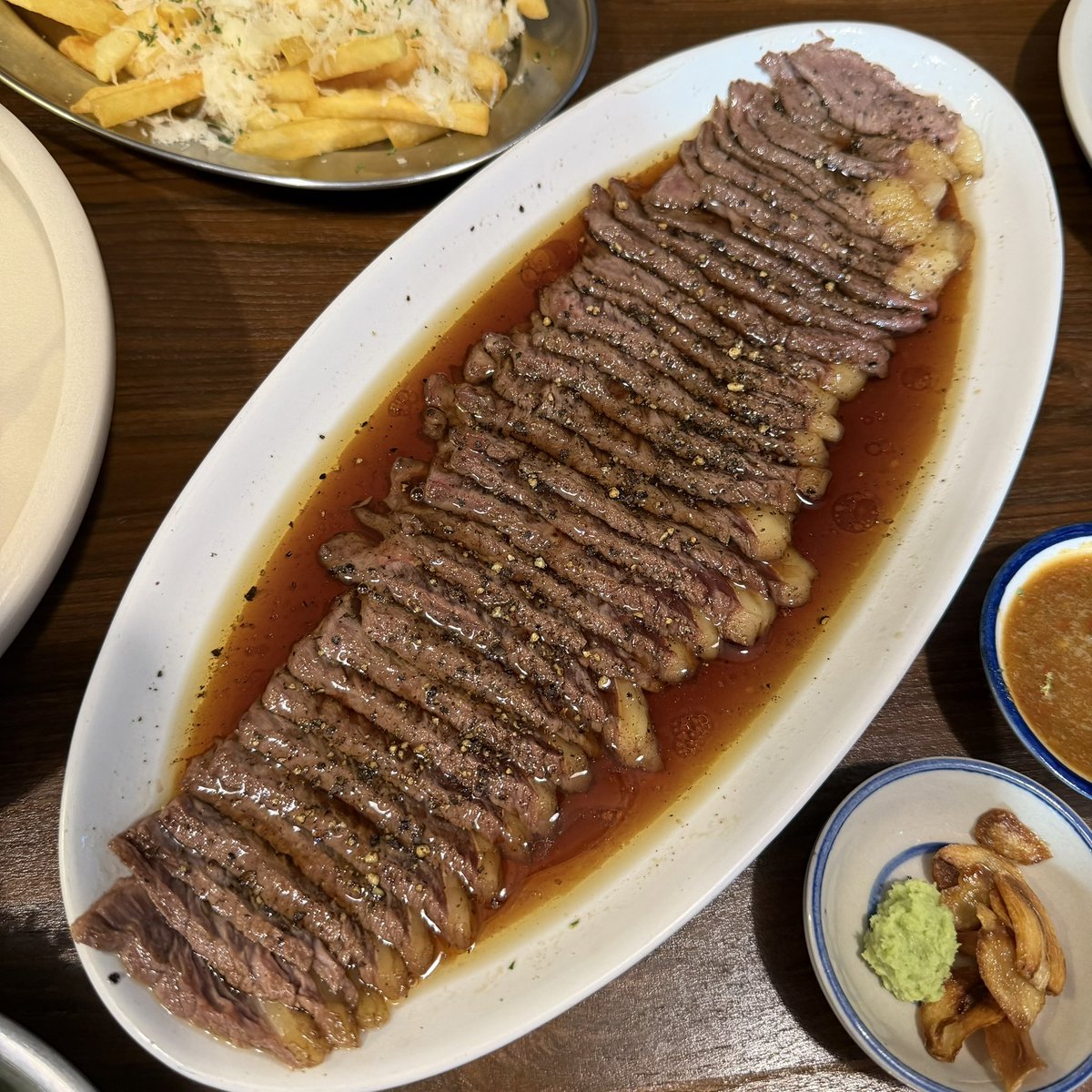 mychanita's tweet photo. นี่แลนด์ลงเชียงใหม่ปุ๊บ ร้านแรกที่เข้าคือบ้านลุง คิดถึงมาก อร่อยเหมือนเดิม และร้านยังตกแต่งเป็นเทสเหมือนเดิม มู๊ดดีไม่ไหว นี่เราไปเป็นโต๊ะแรกเลยด้วย มู๊ดตอนเย็นคือน่ารัก ถ้าดึกกว่านี้หน่อยก็จะได้อีกมู๊ด โคตรดีบอกเลย https://t.co/U0uWNkqxsf